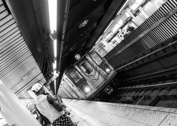 密闭空间的病毒狂欢与城市免疫系统的警钟,{超市24人新冠聚集感染}