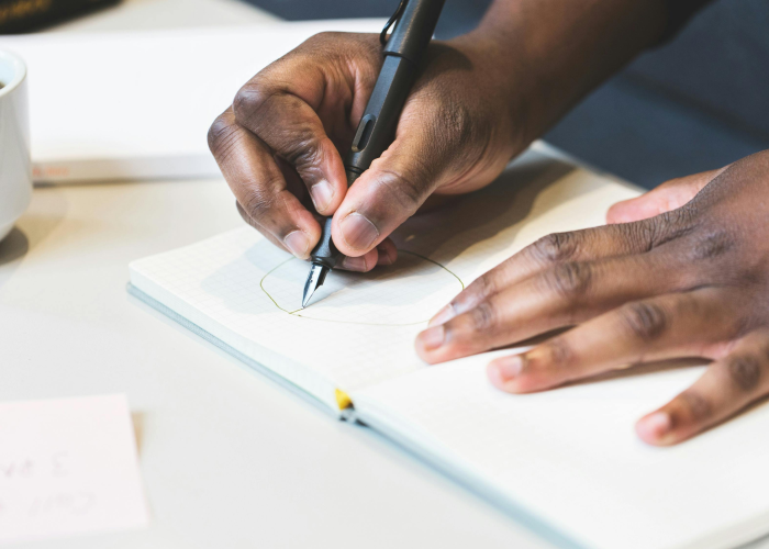 城市疫情数字罗盘转动，千万人次的无声叩问：感染高峰下的生命航道与治理灯塔