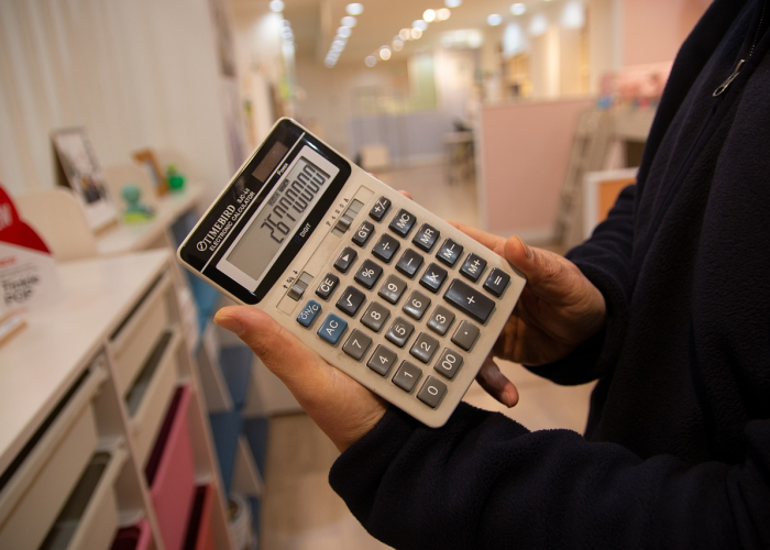 每日两万例的围城之困，疫情洪流中寻找人性灯塔