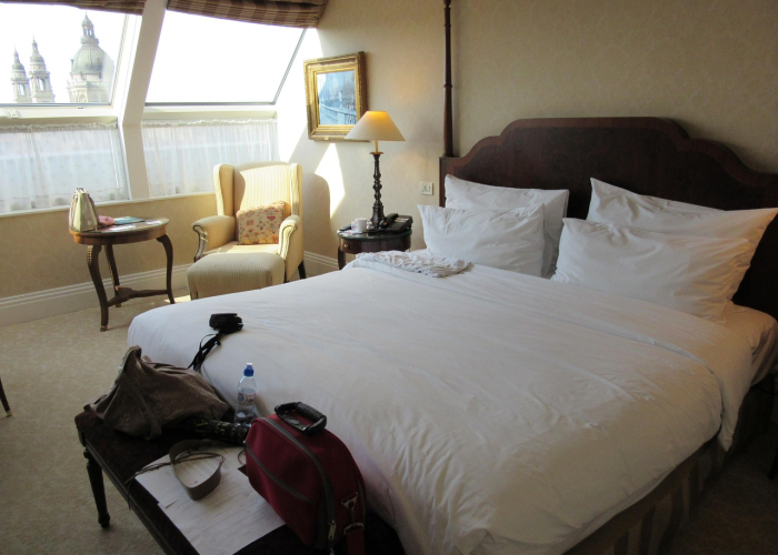 三十例新增背后的城市脉搏：疫情中的生命纽带与制度温度