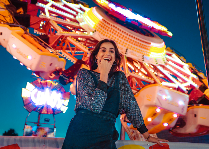 两个尾号的日常：车轮上的选择与城市潮汐的无声契约