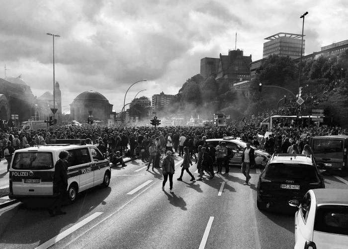 每日两万例的围城之困，疫情洪流中寻找人性灯塔