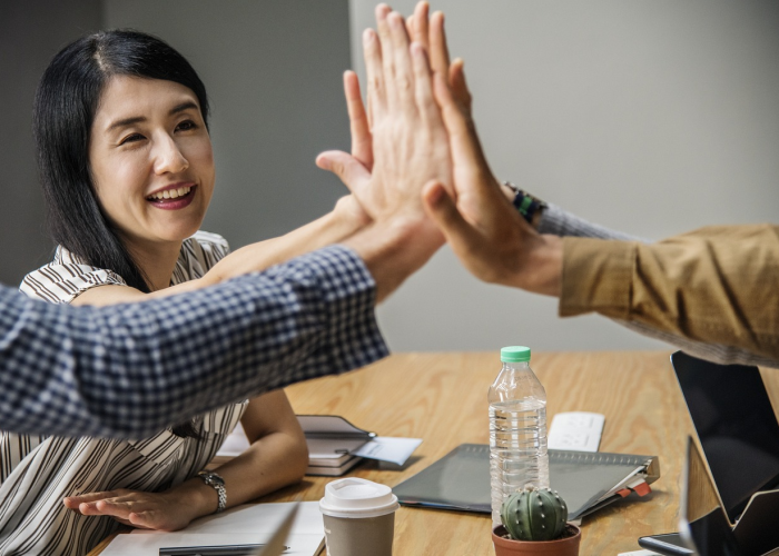 被借走的假期与疲惫的现代性寓言,《五一调休》