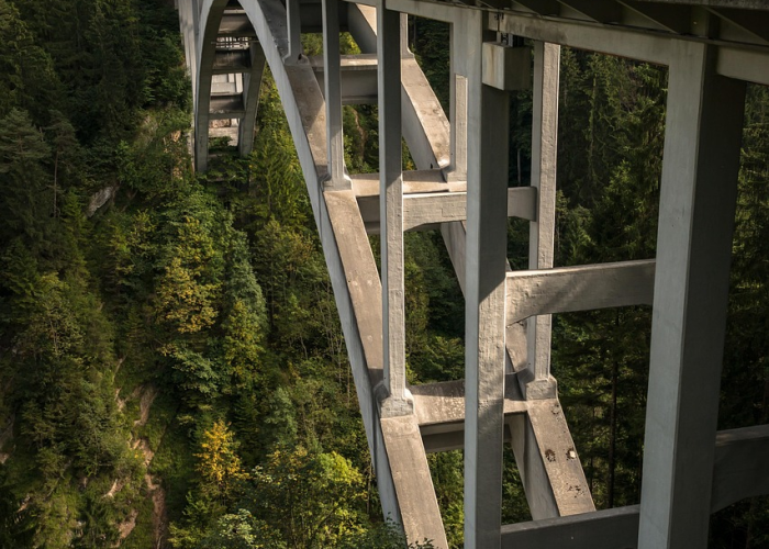 隔离期缩短与风险区调整：5+3模式背后，一个流动中国的重新脉动与平衡木上的精准刻度