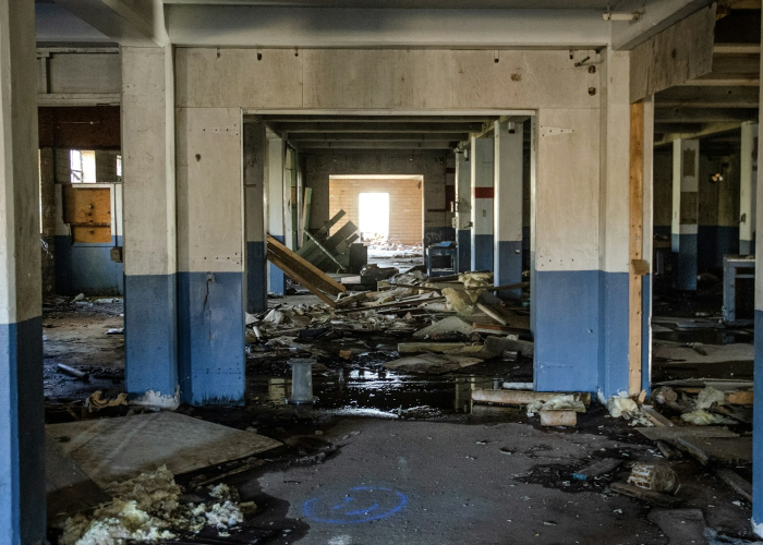 八旬老者凋零在寒夜，一座城市的免疫系统正被看不见的裂缝考验