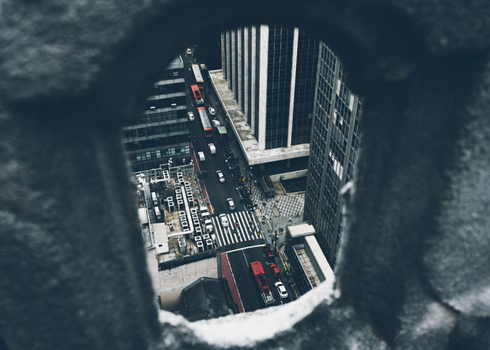 4例本土确诊的夜晚：万家灯火中的微光与时代洪流下的哨音