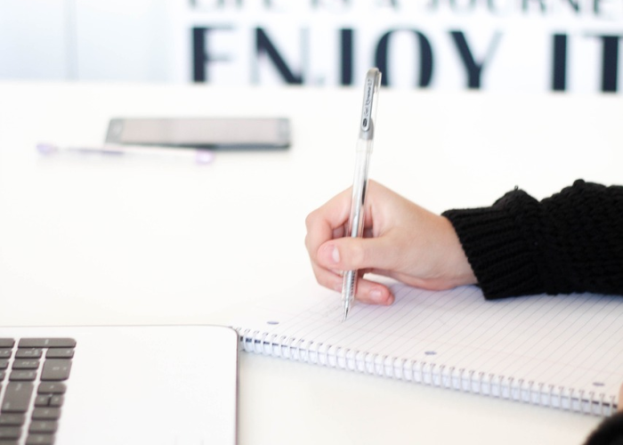 11月30日：城市重启的曙光与精密仪器的重启按钮——解封标准下的郑州叙事