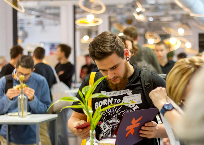 城市疫情数字罗盘转动，千万人次的无声叩问：感染高峰下的生命航道与治理灯塔