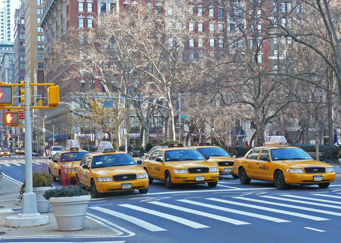 10例与14亿：归国者的行囊与国家的防疫网络，在时代微澜中