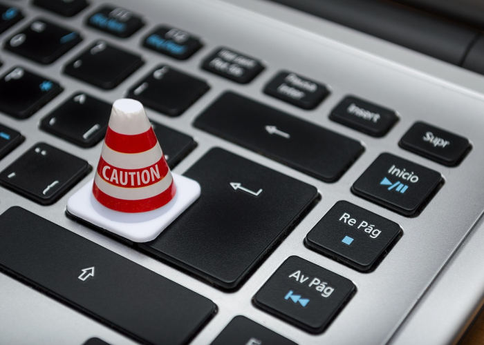 32例家庭感染与千人隔离：疫情阴霾下的生命微光与城市韧性