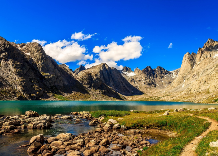 六月钟声与市井烟火：一座都市的沉静与脉动，如交响乐章般的复苏