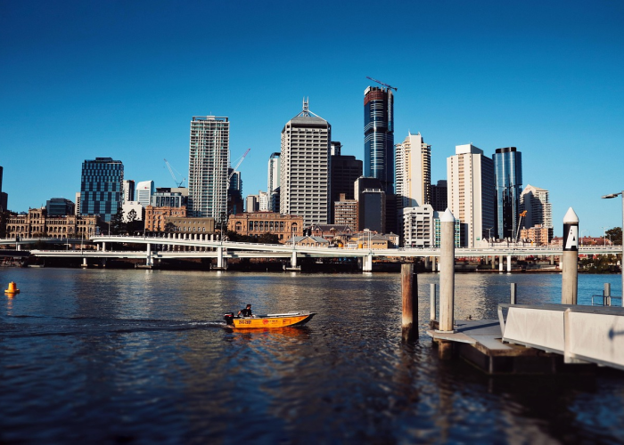 一个撕裂社会的平行世界，数字背后，美国新冠确诊超165万 75