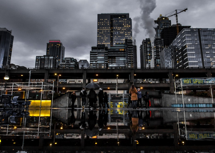 八旬老者凋零在寒夜，一座城市的免疫系统正被看不见的裂缝考验