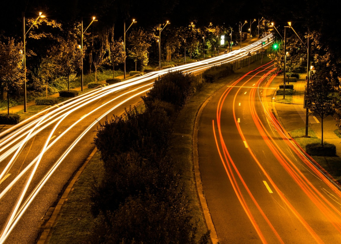 10万逝去的沉默回响：美国新冠数据如何编织成一面破碎的社会镜子