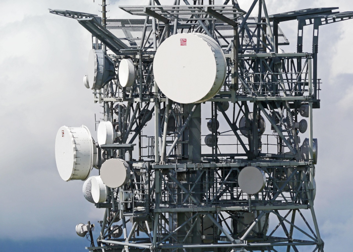 千万人口城市的静默定格：人类面对未知的集体抉择与生命韧性