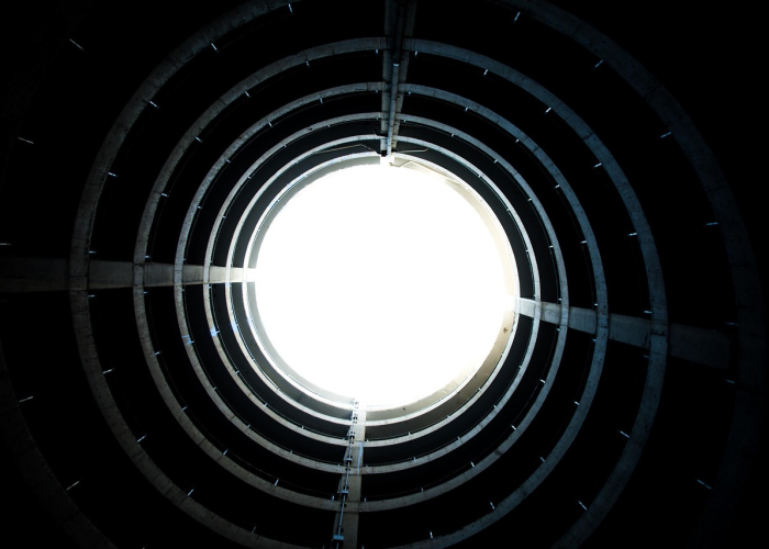 10万逝去的沉默回响：美国新冠数据如何编织成一面破碎的社会镜子